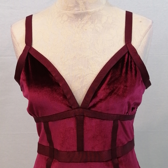 Guess Bodycon Velvet Bordeaux Dress SZ L N… - Picture 4 of 15